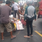 Jenazah korban saat dievakuasi petugas dibantu warga.