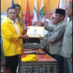 Ketua DPD Partai Golkar Pacitan, Effendi Budi Wirawan saat menyampaikan berkas bacaleg ke KPU.