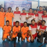 Tim EBY dan Tim wartawan Pacitan foto bersama saat gelar turnamen futsal antar pelajar di GOR Pacitan. 