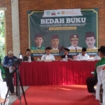 Prof Dr KH Asep Saifuddin Chalim, MA dan KH Imam Jazuli, LC, MH, Bupati Cirebon Imron Rosyadi dan Ketua PCNU Cirebon KH Aziz Hakim Syaerozie dalam acara bedah buku "Kiai Miliarder Tapi Dermawan" karya M Mas