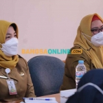 Wakil Bupati Gresik, Aminatun Habibah (kanan), bersama Ummi Khoiroh selaku kepala dinas sosial saat sosialisasi Kawasan Ramah Lansia. Foto: SYUHUD/BANGSAONLINE