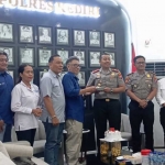 Kapolres Kediri saat memberikan potongan kue ulang tahun kepada Ketua PWI Kediri Raya. Foto: Ist