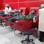 BAKSOS: Anggota Gupusjat Optronik II Puspalad Sidoarjo melakukan donor darah, di Kantor UTD PMI Sidoarjo, Selasa (7/7). foto: ist.