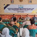 Kajari Gresik Nana Riana (dua dari kiri) saat sosialisasi penggunaan DD di Balai Desa Kedanyang. Foto: Ist.