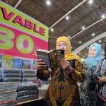 Gubernur Khofifah saat menghadiri pembukaan Big Bad Wolf 2023 di Jatim Expo Surabaya.