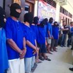 Dua belas pejudi saat dirilis di depan ruang Satreskim Polres Bojonegoro. Foto: Eky Nurhadi/BANGSAONLINE