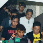 Wali Kota Pasuruan Setiyono (baju kuning) digiring KPK masuk mobil tahanan menuju Polda, untuk dibawa terbang ke Jakarta. Tampak turut gelandang Wahyu Ncus (kiri kaos hitam) dan Dwi Fitri Nurcahyo (baju putih).