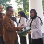 Wali Kota Batu saat menyerahkan SK PPPK Paruh Waktu ke salah satu pegawai.