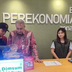 Kepala Biro Perekonomian Setdaprov Jatim, Aftabuddin Rijaluzzaman, saat meninjau salah satu stan UMKM di Jatim Fest 2025. 