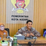 Wali Kota Kediri, Abdullah Abu Bakar (tengah), didampingi Kepala Bagian Protokol dan Komunikasi Pimpinan Kota Kediri dan Kepala Diskominfo Kota Kediri. Foto: Ist