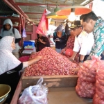 Wali Kota Malang Sutiaji didampingi Kepala Bank BI Perwakilan Malang Azka Subhan saat menanyakan harga bawang merah di Pasar Induk Gadang, Rabu (11/12). foto: IWAN IRAWAN/ BANGSAONLINE