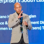 Direktur Keuangan dan Manajemen Risiko SIG, Andriano Hosny Panangian memberikan paparan di acara AWS Cloud Day 2022 di Hotel Ritz Carlton, Jakarta. Foto: Ist.