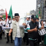 Wali Kota Batu, Nurochman, bersama ribuan warga NU, secara bersama-sama membawa bendera lambang NU sepanjang 1.000 meter untuk dibentangkan dengan penuh semangat di lereng Gunung Panderman, dalam rangka memperingati satu abad NU