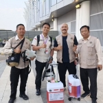 Abdul Aziz (kiri) bersama para petugas saat akan menyambut jemaah haji di jalur fast track bandara Madinah. Foto: MCH 2026.