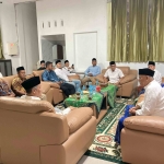 Prof Dr KH Asep Saifuddin Chalim, MA dan Muhammad Al Barra (Gus Barra) saat pertemuan tertutup dengan Ketua DPC Gerindra Mojokerto H. Hidayat dan jajarannya di di Universitas Abdul Chalim (UAC), Pacet, Mojokerto, Rabu (24/04/2024). Foto: M. Suthon Negara/ BANGSAONLINE