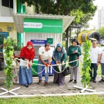 SEVP Operasi PG, I Ketut Rusnaya (dua dari kiri); Ketua PIKA PG, Atik Widiati (empat dari kiri); dan Kepala DLH Gresik, Sri Subaidah (dua dari kiri) saat meresmikan Waste Segregation Dropbox di Petrokimia Gresik. Foto: Ist