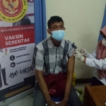 Petugas dari Dinkes Kota Kediri saat menyuntikkan vaksin Covid-19 kepada salah seorang mahasiswa UNP Kediri. Foto: Ist.