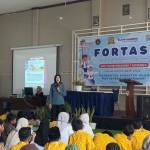 Kanit PPA Satreskrim Polresta Sidoarjo, Iptu Utun Utami, saat memberi arahan ke pelajar dari SMP Muhammadiyah 1 Sidoarjo.