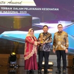 dr. Vitis, pemilik dan pengelola Klinik Dokter Vitis saat menerima penghargaan Faskes Berkomitmen. Foto: Ist