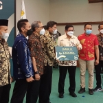 Dirut Petrokimia Gresik Dwi Satriyo Annurogo, didampingi Camat Gresik Agung Dwi Setyo Utomo, dan Plt Kepala DLH Gresik Ketut Pratikno saat penyerahan hadiah. Foto: Ist.