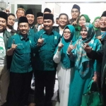 Ketua DPC PKB Gresik H. Moh. Qosim bersama pengurus usai pendaftaran Bacaleg. foto: SYUHUD/ BANGSAONLINE