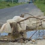 Tampak salah satu lubang di jalan  penghubung antara Desa Dermolemahbang Kecamatan Sarirejo dan Desa Dukuh Agung Kecamatan Tikung Kabupaten Lamongan.