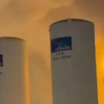 Kepulan debu keluar dari PT Linde Indonesia saat terjadi kebocoran gas. Foto: Ist