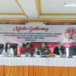 Komisioner KPU Jatim menggelar jumpa pers terkait debat kandidat pilgub yang akan digelar di Dyandra Convention Hall, Selasa (10/4) malam. Foto: DIDI R/BANGSAONLINE