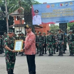 Danrem 082/CPYJ Mojokerto saat memberikan cendera mata ke Wakil Bupati Mojokerto.