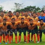 Para pemain Persibo Bojonegoro sedang berfoto sebelum bertanding. Foto: EKY NURHADI