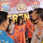 Kapolres Kediri AKBP Lukman Cahyono didampingi Kasatreskrim Iptu Riskika, saat berdialog dengan MJ, tersangka pengeroyokan yang sedang hamil 5 bulan. foto: Muji Harjita/ BANGSAONLINE