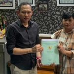 Penyerahan salah satu unit rumah yang dilakukan PT Anugrah Rizqy Al Hisyam.

