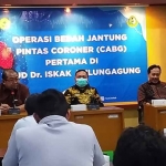 Ketua Tim Pengampu Jejaring Rumah Sakit Kardiovaskular Nasional, dr. Hananto Andriantoro, bersama Direktur RSUD Dr. Iskak Tulungagung, dr. Supriyanto Dharmorejo dan Kepala Dinas Kesehatan Tulungagung, Kasil Rokhmad.