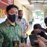 Kasatreskrim Polres Tuban, AKP Yoan Septi Hendri saat memberikan keterangan kepada wartawan terkait kasus penyelewengan BPNT di Desa Cempokorejo.