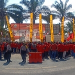 Mapolres Blitar tampak memerah karena kedatangan ratusan Kader PDIP Kabupaten Blitar yang memberikan dukungan Kapolri.