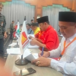 Saksi dari Partai Gerindra saat menandatangani D hasil perolehan perhitungan suara.