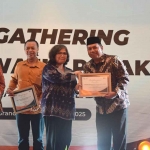 Pj Wali Kota Zanariah didampingi Kepala KPP Pratama Kediri saat menyerahkan penghargaan kepada wajib pajak. Foto: Ist