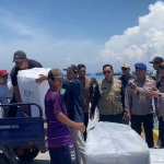 Petugas dari Polres Prohbolinggo Kota saat mengawal distribusi logistik Pemilu 2024 ke Pulau Gili.