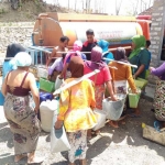 Warga saat mengantri air bersih bantuan dari pemerintah.