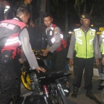 Petugas saat mengangkuti motor-motor yang terjaring razia.