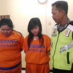 Dua wanita yang tertangkap kasus sabu diamankan di Mapolsek Sedati.