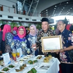 Bupati Fadeli dan Kepala Dinas Ketahanan Pangan Lamongan, Moh. Nalikan saat menerima penghargaan.