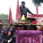 Masa melakukan atraksi barongan sebagai simbol roh jahat yang merasuki koruptor.