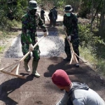 Pelaksanaan TMMD dengan pengaspalan jalan.