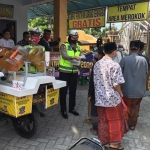 Setelah pengamanan Salat Jumat di beberapa titik masjid, anggota Polres Pasuruan langsung memberikan masker dan minuman probiotik kepada para jamaah.