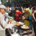 Pengunjung menikmati makanan yang disajikan. foto: devi/ BANGSAONLINE