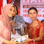 Salah satu kader mendapat doorprize dari Wakil Ketua Bidang Perempuan dan Anak Departemen Wanita PDIP Kota Malang Amithya Ratnanggani saat acara talkshow di kantor DPC, kemarin. foto: IWAN IRAWAN/ BANGSAONLINE