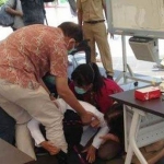 Wali Kota Surabaya Tri Rismaharini saat sujud di hadapan dokter saat audiensi dengan Ikatan Dokter Indonesia (IDI) Surabaya di Balai Kota, Senin (29/6/2020).