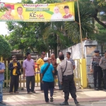 Ketua DPD Golkar Pamekasan Rize Ikhwan saat berdebat dengan Ketua PK. foto: ERRI/ BANGSAONLINE