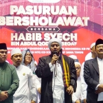 Habib Syekh bin Abdul Qodir Assegaf bersama Gus Ipul dalam giat Pasuruan Bersholawat.